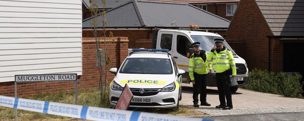 Policajci ispred kuće žrtava trovanja nervnim agensom u Ejmsberiju - Sputnik Srbija