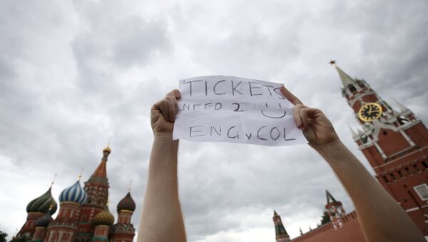 Енглески навијач тражи карте за утакмицу на Светском првенству у фудбалу - Sputnik Србија