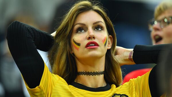 Navijačica Belgije na stadionu pruža podršku svojoj ekipi - Sputnik Srbija