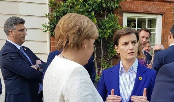 Ана Брнабић у друштву Ангеле Меркел на самиту у Лондону - Sputnik Србија