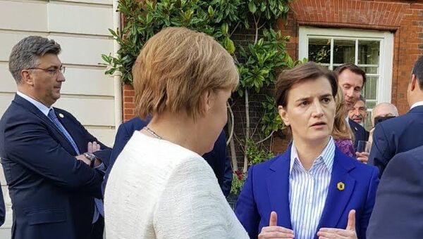 Ана Брнабић у друштву Ангеле Меркел на самиту у Лондону - Sputnik Србија