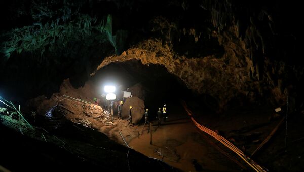 Војници у пећини Тхам Луанг након успешног завршетка операције извлачења дечака - Sputnik Србија