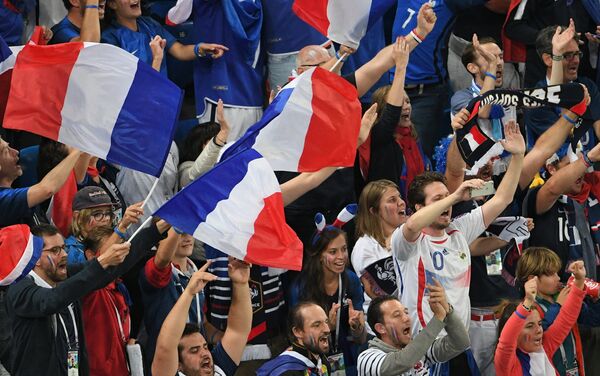 Француски навијачи у трансу после победе над Белгијом и проласка у финале. - Sputnik Србија
