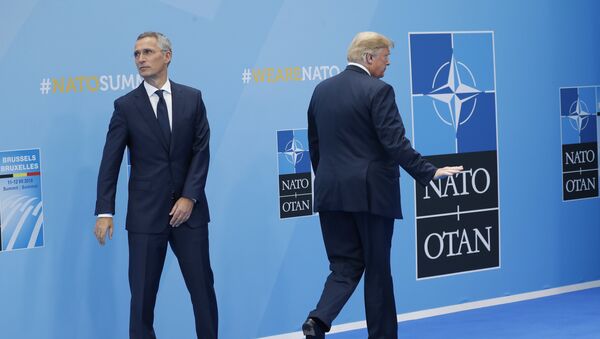 Donald Tramp i Jens Stoltenberg na Samitu NATO-a u Briselu - Sputnik Srbija