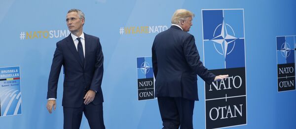 Donald Tramp i Jens Stoltenberg na Samitu NATO-a u Briselu - Sputnik Srbija