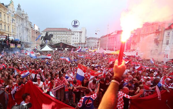 Na Trgu bana Jelačića u Zagrebu je veliki broj navijača vatrenih  koji posmatraju meč. - Sputnik Srbija