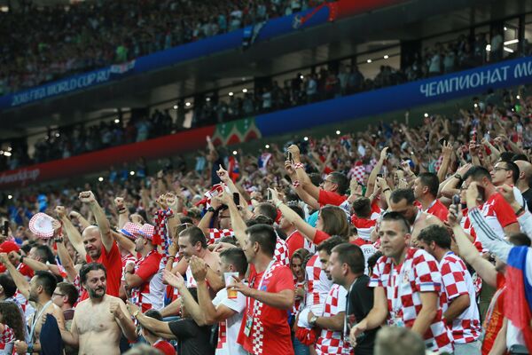 Навијачи Хрватске прослављају победу над Енглеском и пласман у финале - Sputnik Србија