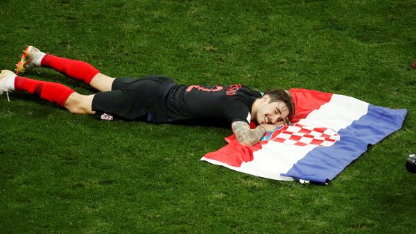 Шиме Врсаљко са заставом Хрватске прославља победу над Енглеском и пласман у финале - Sputnik Србија