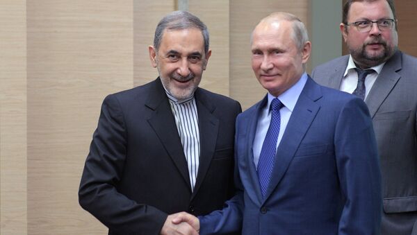 Ruski predsednik Vladimir Putin i savetnik iranskog vrhovnog lidera Ali Akbra Velati - Sputnik Srbija