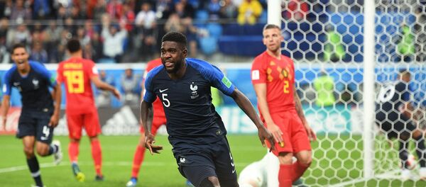 Француски фудбалер Самуел Умтити након постигнутог гола на утакмици Светског првенства у фудбалу 2018. против репрезентације Белгије Француски фудбалер Самуел Умтити након постигнутог гола на утакмици Светског првенства у фудбалу 2018. против репрезентације Белгије - Sputnik Србија