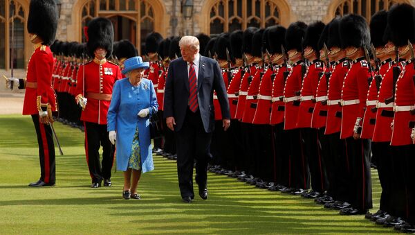 Британска краљица Елизабета и председник САД Доналд Трамп испред дворца Виндзор - Sputnik Србија