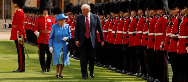 Britanska kraljica Elizabeta i predsednik SAD Donald Tramp ispred dvorca Vindzor - Sputnik Srbija