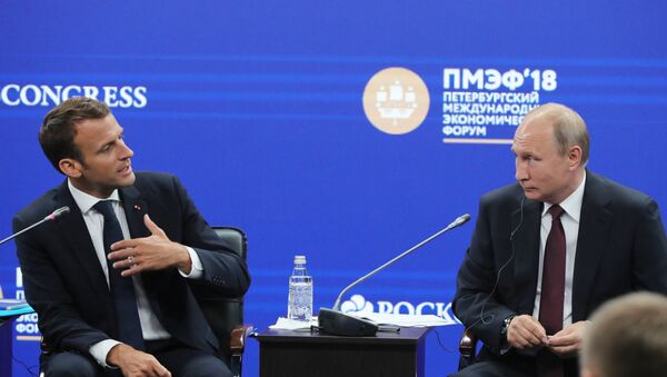Председници Француске и Русије, Емануел Макрон и Владимир Путин, на Међународном економском форуму у Санкт Петербургу - Sputnik Србија
