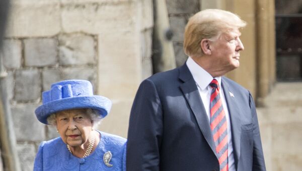 Британска краљица Елизабета и председник САД Доналд Трамп у дворцу Виндзор - Sputnik Србија