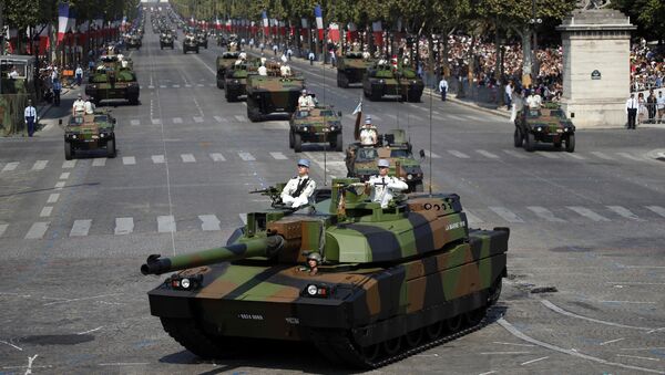 Vojna parada u Parizu na Dan Bastilje - Sputnik Srbija