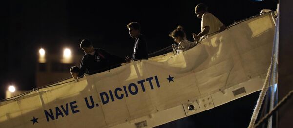 Мигранти на италијанском броду Дичоти - Sputnik Србија