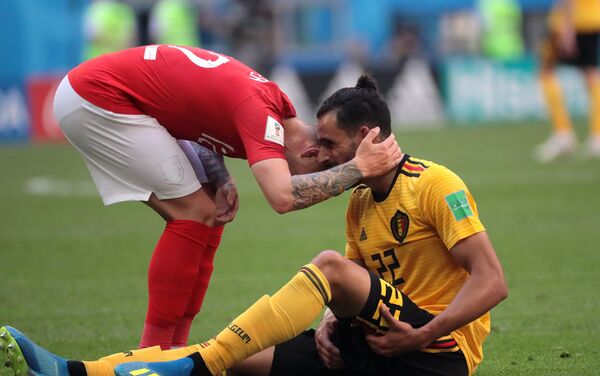 Engleski reprezentativac Kijeran Tripije teši povređenog Nasera Čadlija, koji neće moći da nastavi sa igrom - Sputnik Srbija