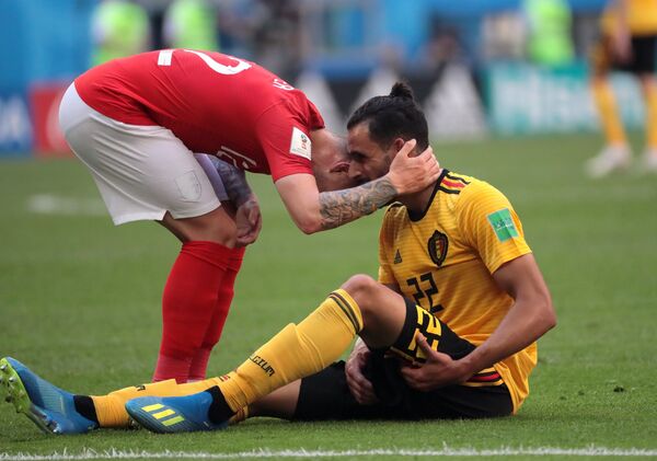 Енглески репрезентативац Кијеран Трипије теши повређеног Насера Чадлија, који неће моћи да настави са игром - Sputnik Србија