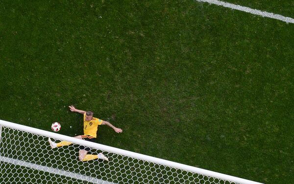 Алдерверелд спасава свој гол након покушаја Дајера и испадања голмана Куртое - Sputnik Србија