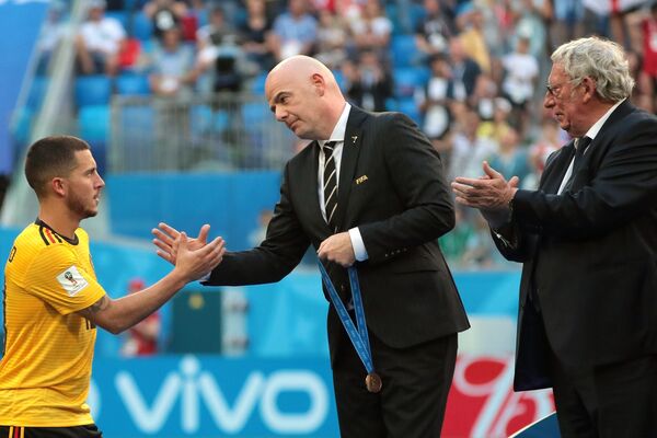 Kapiten Belgije Eden Azar i predsednik FIFA Đani Infantino - Sputnik Srbija