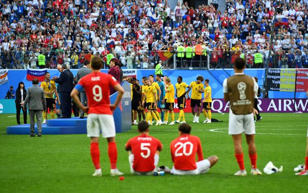 Reprezentativci Engleske posmatraju Belgijance na ceremoniji dodele bronzanih medalja - Sputnik Srbija