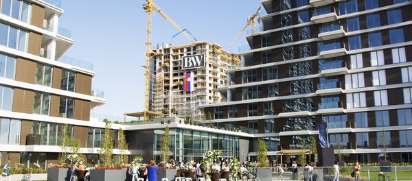 Prve dve zgrade izgrađene zgrade Beograda na vodi. U pozadini se vidi gradilište. - Sputnik Srbija