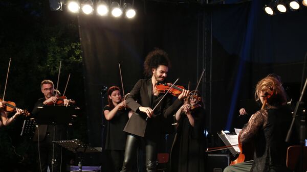 Nemanja Radulović tokom nastupa na otvaranju festivala Boljšoj - Sputnik Srbija