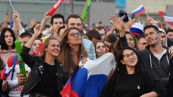 Navijači posmatraju utakmicu u zoni za navijače na Svetskom prvenstvu u fudbalu - Sputnik Srbija