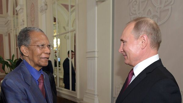Bivši predsednik Madagaskara Didje Ratsiraka i predsednik Rusije Vladimir Putin u Boljšoj teatru - Sputnik Srbija