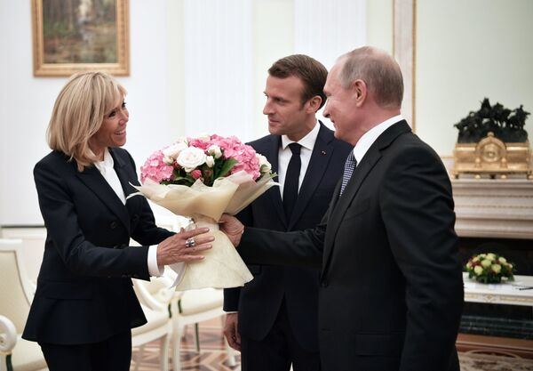Владимир Путин поклања букет Брижит Макрон у Кремљу Владимир Путин поклања букет Брижит Макрон у Кремљу - Sputnik Србија