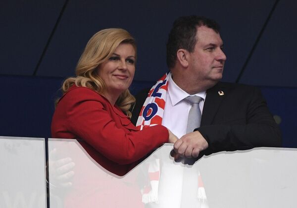 Predsednica Hrvatske Kolinda Grabar Kitarović i njen suprug na tribina stadiona Lužnjiki Predsednica Hrvatske Kolinda Grabar Kitarović i njen suprug na tribina stadiona Lužnjiki - Sputnik Srbija