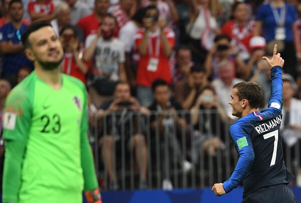 Francuski reprezentativac Antoan Grizman proslavlja gol iz penala. Subašić nije uspeo da ga pročita. Francuski reprezentativac Antoan Grizman proslavlja gol iz penala. Subašić nije uspeo da ga pročita. - Sputnik Srbija