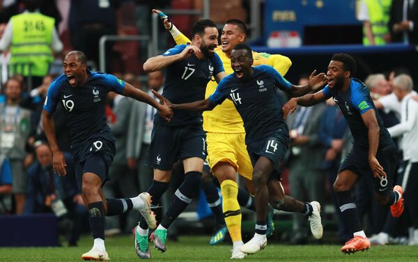 Reprezentativci Francuske proslavljaju pobedu nad Hrvatskom u finalu - Sputnik Srbija
