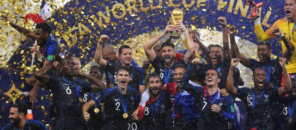 Reprezentativci Francuske proslavljaju pobedu nad Hrvatskom u finalu i osvajanje titule svetskog prvaka - Sputnik Srbija