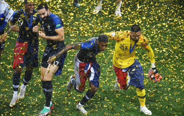 Reprezentativci Francuske proslavljaju pobedu nad Hrvatskom u finalu i osvajanje titule svetskog prvaka - Sputnik Srbija