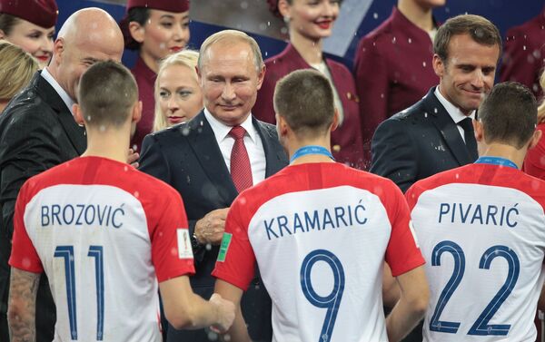 Predsednik Rusije Vladimir Putin uručuje medelje igračima Hrvatske - Sputnik Srbija