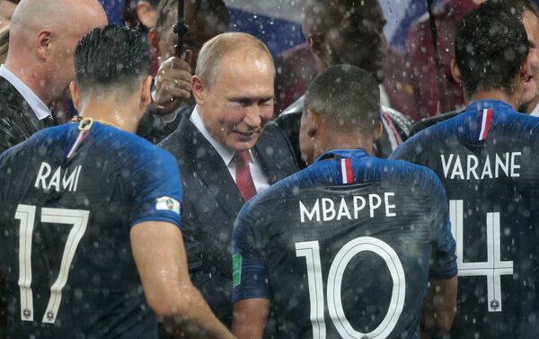 Predsednik Rusije Vladimir Putin uručuje medelje igračima Francuske - Sputnik Srbija