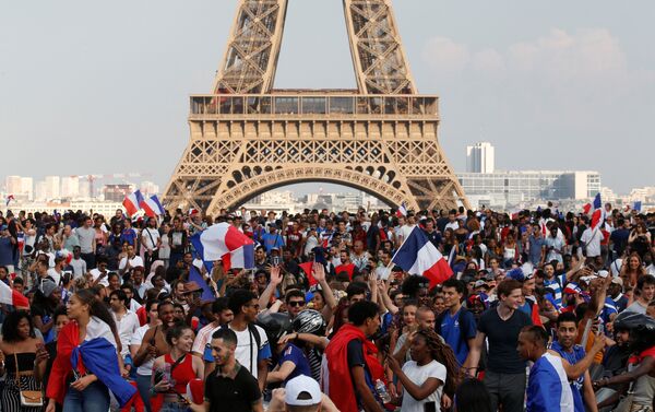 Pariz proslavlja pobedu reprezentacije Francuske nad Hrvatskom u finalu SP i titulu prvaka sveta - Sputnik Srbija