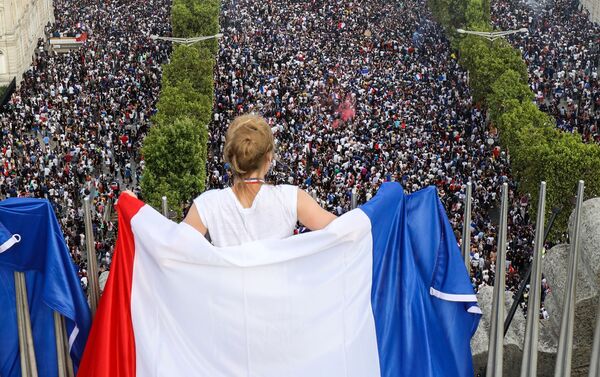 Veliko slavlje Francuza na ulicama Pariza - Sputnik Srbija