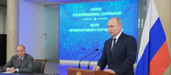 Председник Русије Владимир Путин са представницима штаба за безбедност Светског првенства у фудбалу 2018. Председник Русије Владимир Путин са представницима штаба за безбедност Светског првенства у фудбалу 2018. - Sputnik Србија