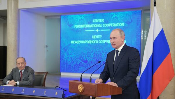 Predsednik Rusije Vladimir Putin sa predstavnicima štaba za bezbednost Svetskog prvenstva u fudbalu 2018. - Sputnik Srbija