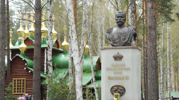 Spomenik ruskom imperatoru Nikolaju II na mestu gde su pronađeni posmrtni ostaci carske porodice u Jekaterinburgu - Sputnik Srbija