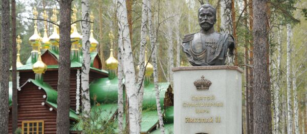 Споменик руском императору Николају II на месту где су пронађени посмртни остаци царске породице у Јекатеринбургу Споменик руском императору Николају II на месту где су пронађени посмртни остаци царске породице у Јекатеринбургу - Sputnik Србија