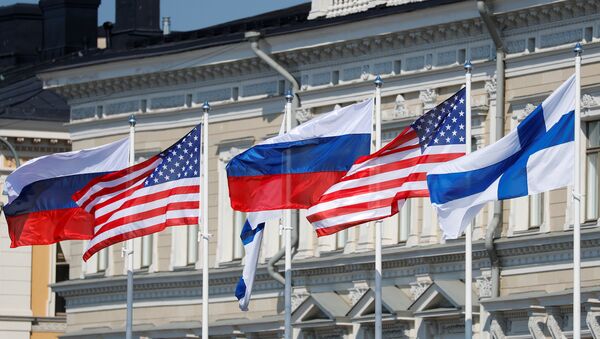Zastave SAD, Rusije i Finske ispred Predsedničke palate u Helsinkiju - Sputnik Srbija