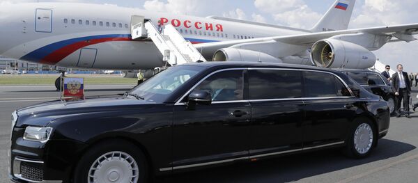 Limuzina Aurus Senat i avion predsednika Rusije Vladimira Putina na aerodromu u Helsinkiju Limuzina Aurus Senat i avion predsednika Rusije Vladimira Putina na aerodromu u Helsinkiju - Sputnik Srbija