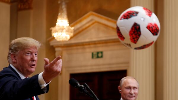 Tramp je loptu koju je dobio od predsednika Putina bacio svojoj supruzi Melaniji - Sputnik Srbija