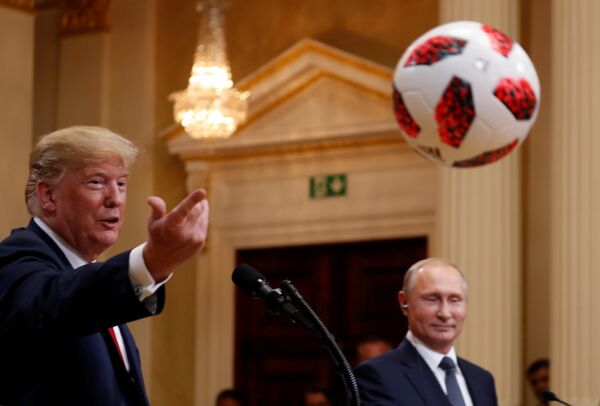 Трамп је лопту коју је добио од председника Путина бацио својој супрузи Меланији Трамп је лопту коју је добио од председника Путина бацио својој супрузи Меланији - Sputnik Србија