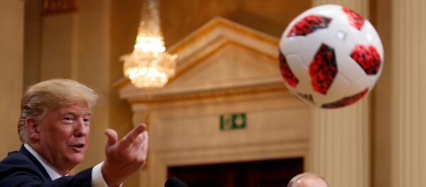 Трамп је лопту коју је добио од председника Путина бацио својој супрузи Меланији - Sputnik Србија