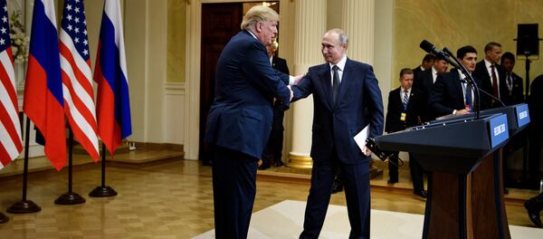 Доналд Трамп и Владимир Путин на конференцији за новинаре у Хелсинкију Доналд Трамп и Владимир Путин на конференцији за новинаре у Хелсинкију - Sputnik Србија