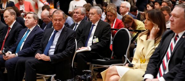 Министар спољних послова Русије Сергеј Лавров и прва дама САД Меланија Трамп на конференцији за медије председника Русије и САД, Владимира Путина и Доналда Трампа у Хелсинкију Министар спољних послова Русије Сергеј Лавров и прва дама САД Меланија Трамп на конференцији за медије председника Русије и САД, Владимира Путина и Доналда Трампа у Хелсинкију - Sputnik Србија